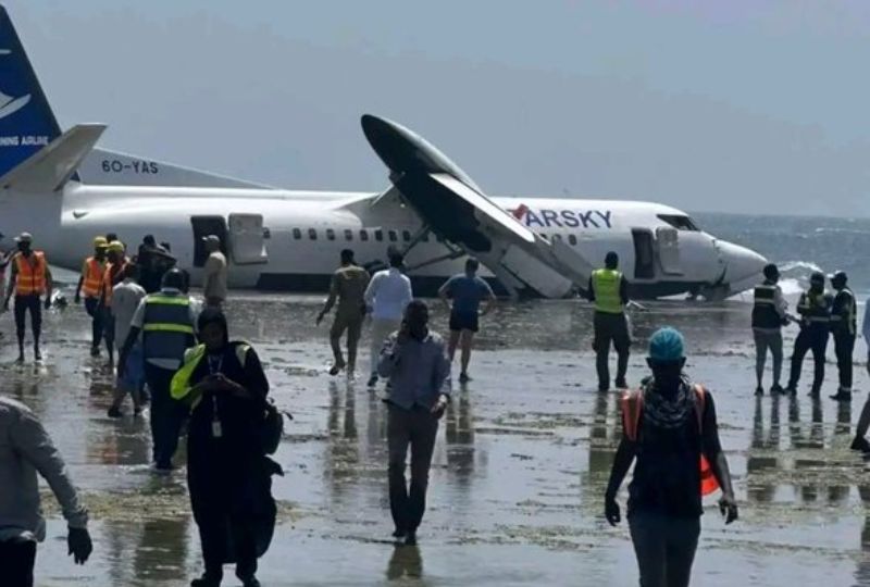 Pilot praised after safely landing faulty plane, saving all on board